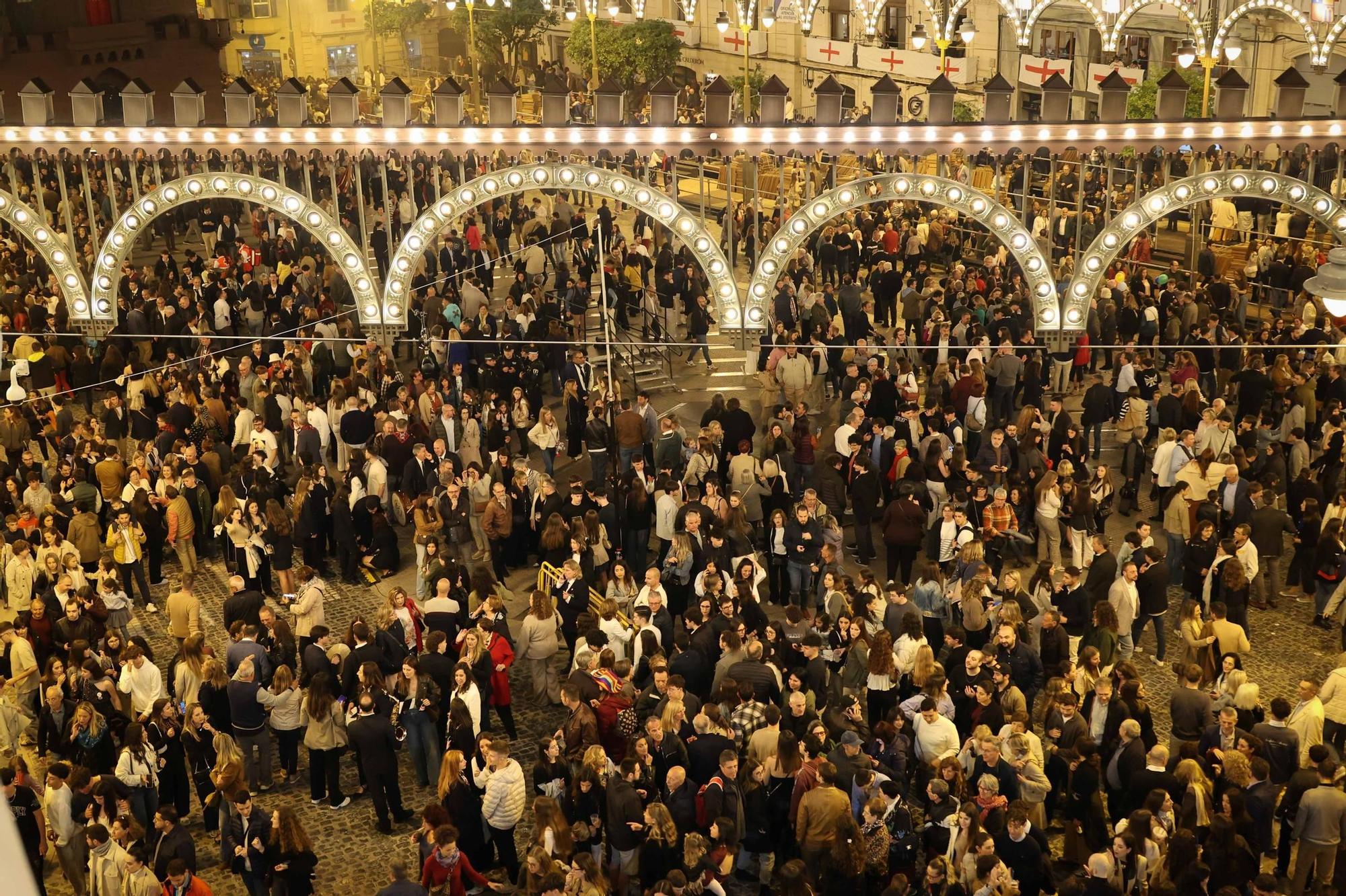 El Himno levanta el telón de la Fiesta en Alcoy