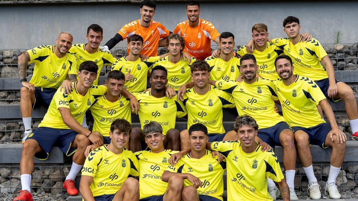 Todos los canteranos amarillos reunidos para la ocasión en el estreno del nuevo curso.
