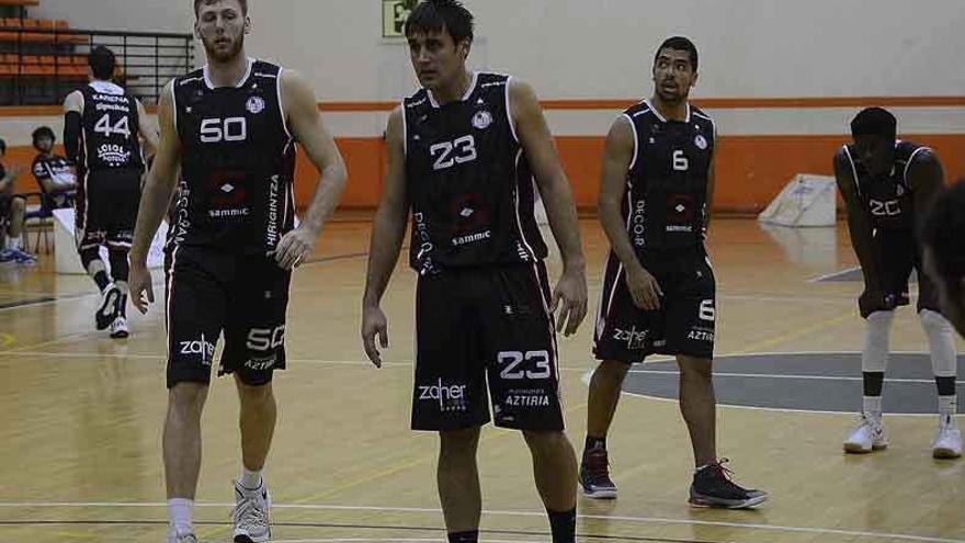 Los jugadores del Sammic ISB, sobre la cancha del Municipal de Azpeitia.