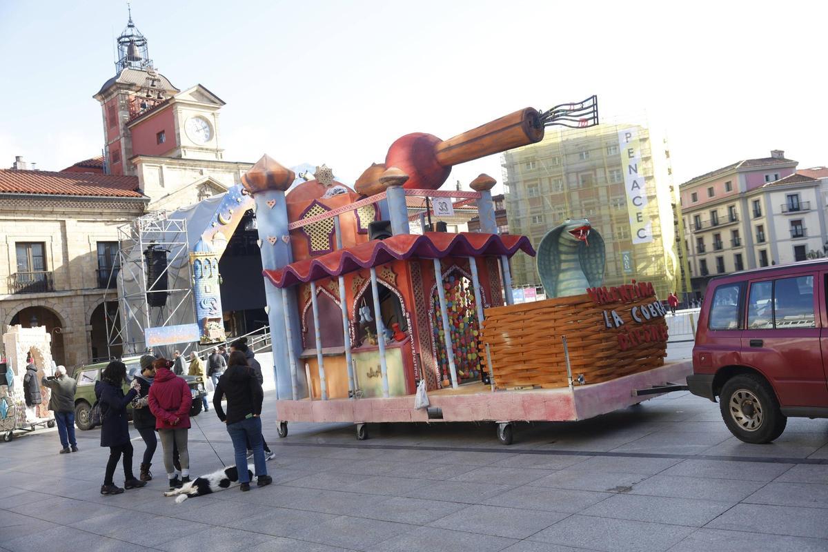 EN IMÁGENES: El 'ascenso' de los artilugios de Galiana llena las calles de Avilés
