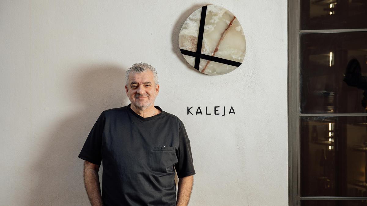 El chef malagueño Dani Carnero, en la puerta de su restaurante Kaleja.