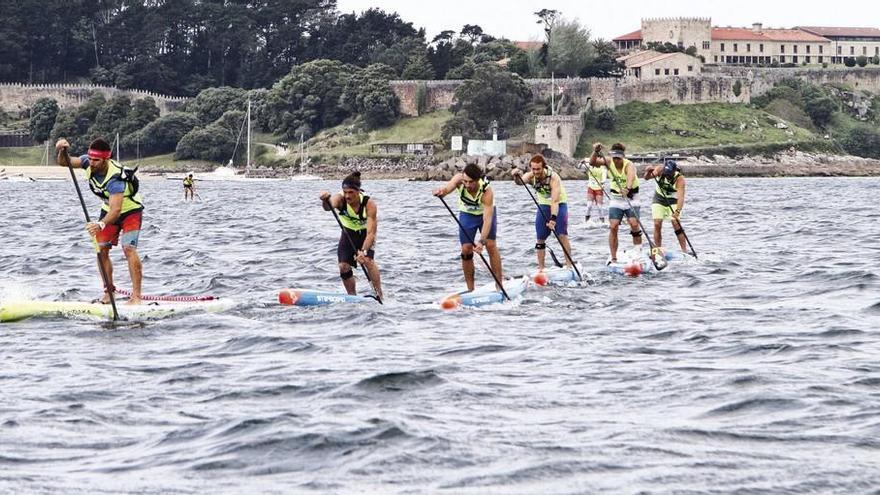 Prácticantes de paddlesurf, en Baiona.