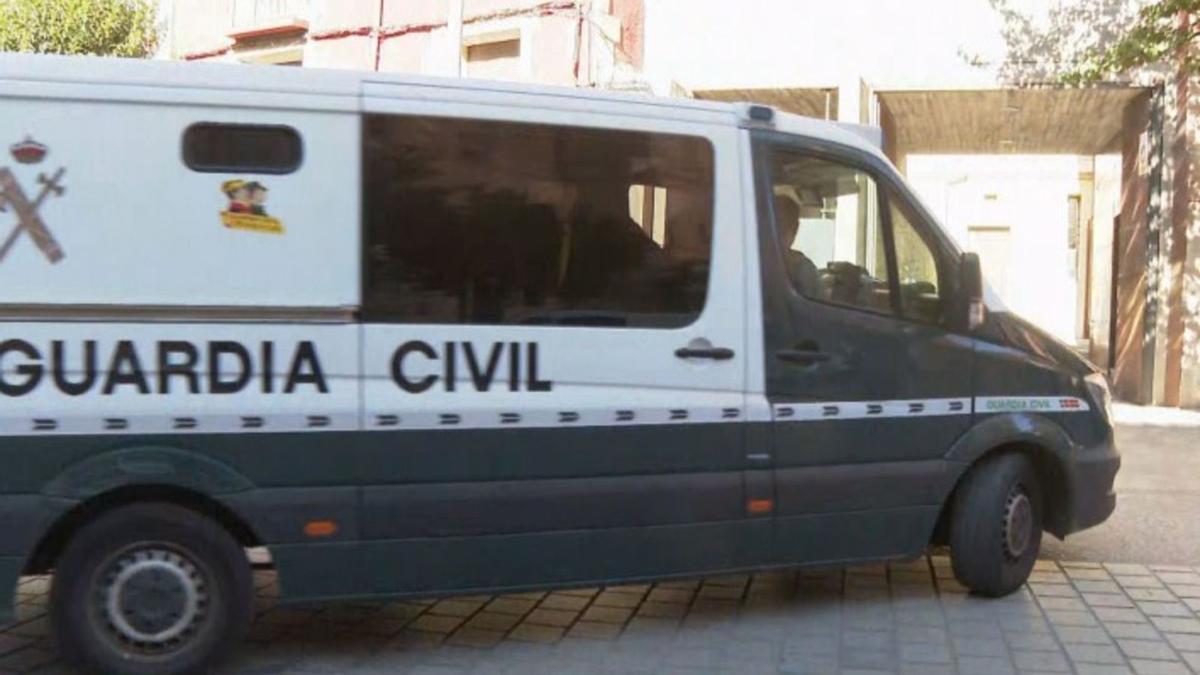 La Guardia Civil de Zaragoza traslada a prisión a los dos detenidos en uno de sus furgones. | ARAGÓN TV