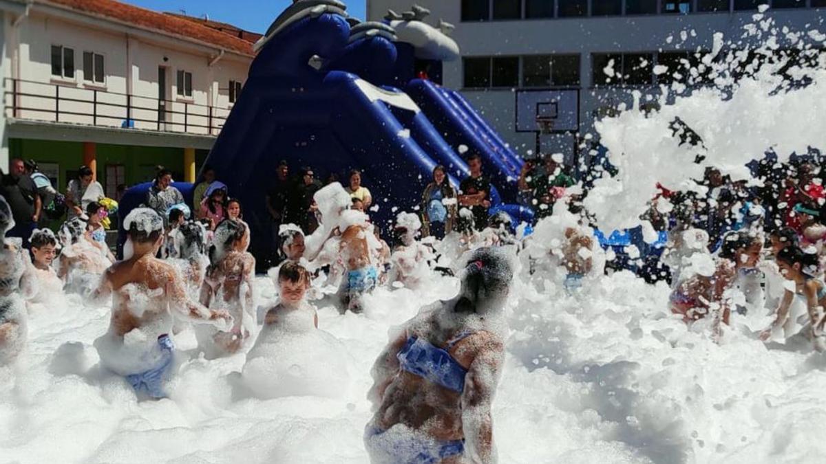 Fiesta de la espuma en el Virxe Milagrosa de Bueu. |   // FDV