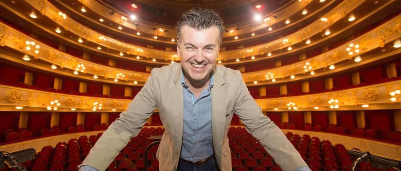 Ramon Gener, ayer, en el escenario de la Sala Gran del Teatre Principal.