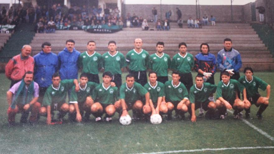 La formación del Atlético Paso en su vista a Barlovento, en la campaña 1995