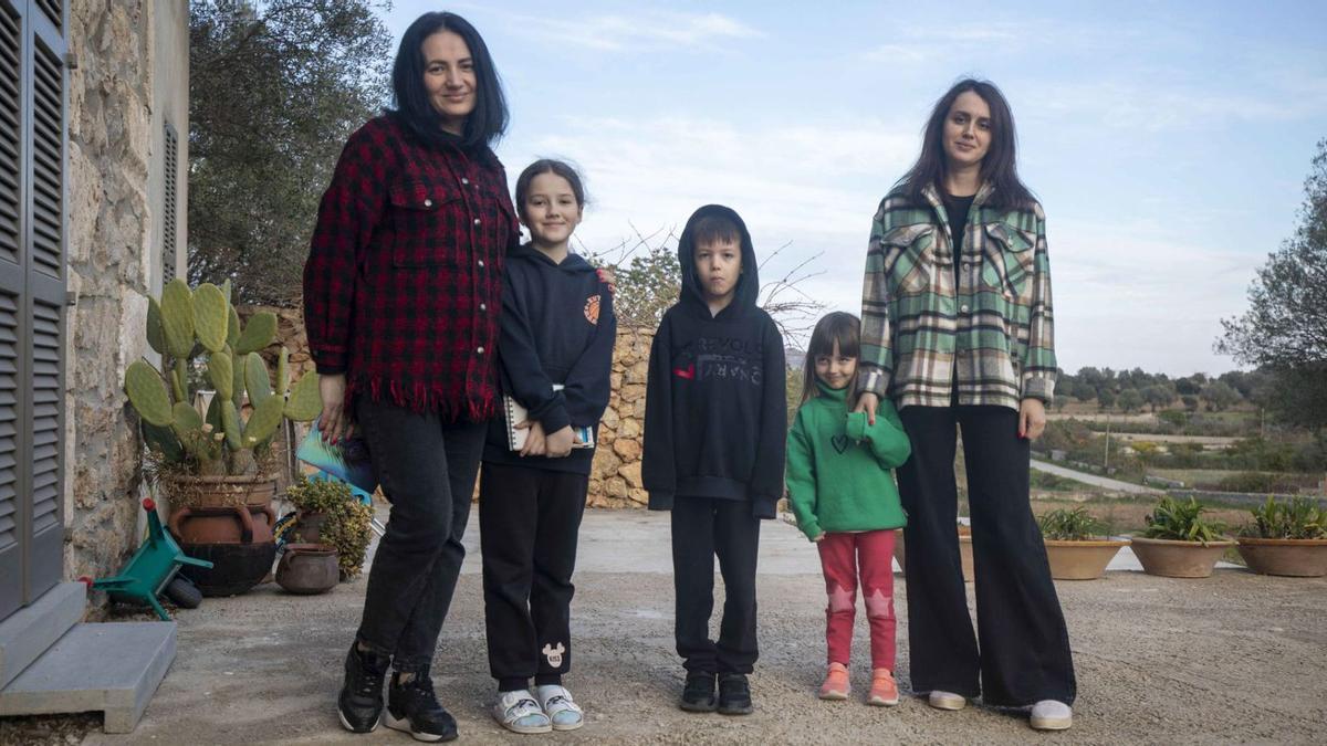 Svitlana Kransniaska (li.), ihre Tochter Lisa (10), ihre Schwester Alina Herasimchuk (re.) und ihre Kinder Illia (7) und Emily (4) in Sant Llorenç.  | FOTO: BOSCH