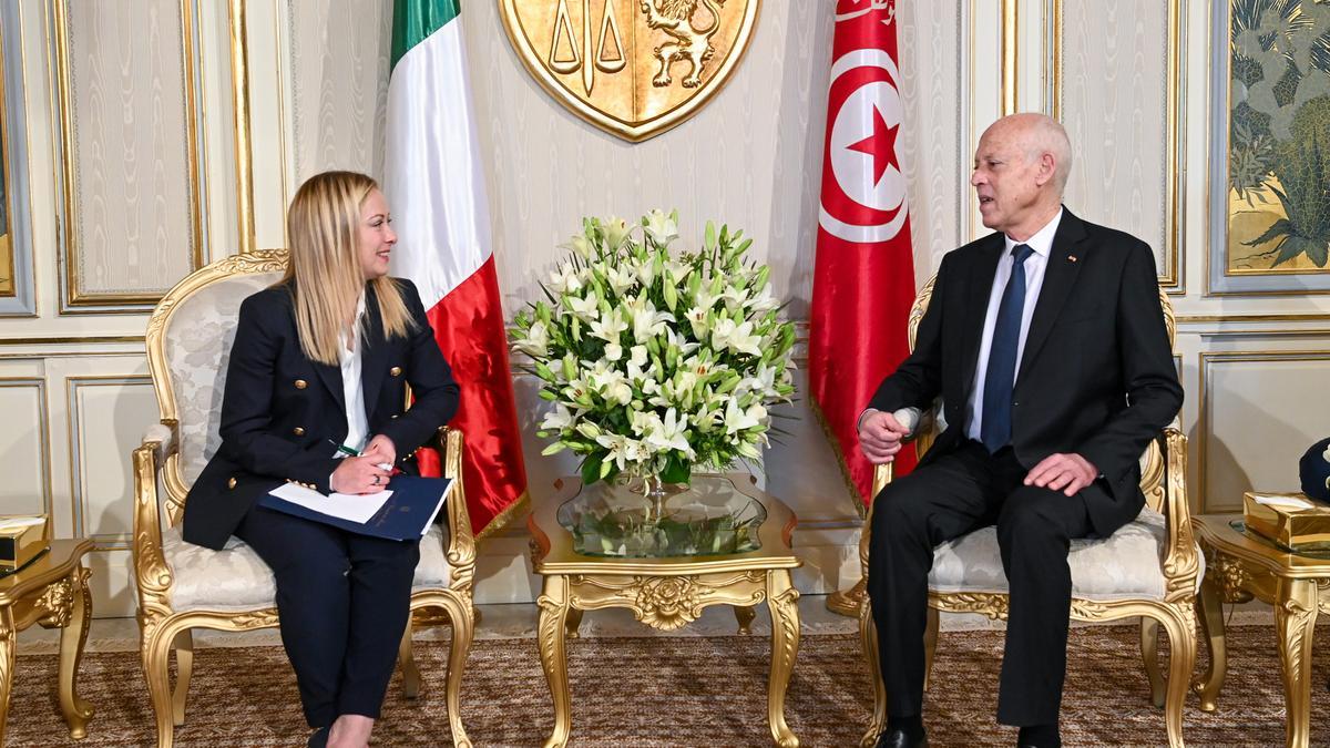 La primera ministra italiana, Giorgia Meloni, conversa con el presidente de Túnez, Kaïs Saied, durante el encuentro que han mantenido ambos este miércoles.
