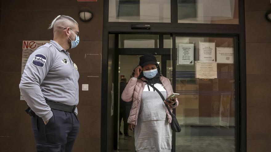 Los casos de gripe continúan al alza y la mascarilla sigue siendo obligatoria en los centros sanitarios de Baleares
