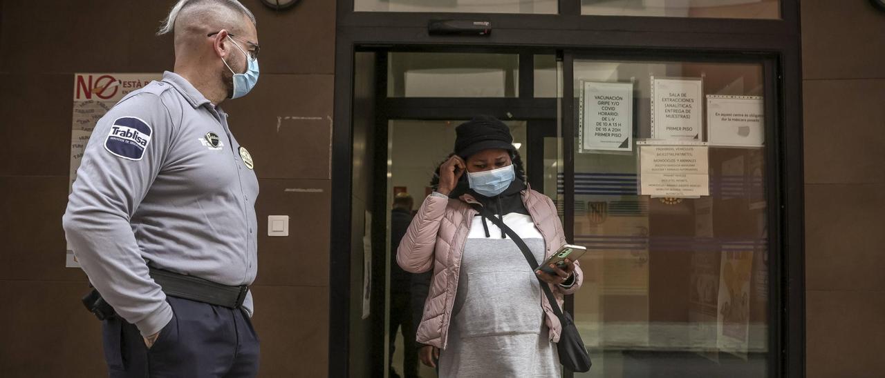 Sanidad impone la mascarilla en centros sanitarios y recomienda su uso en farmacias y residencias de ancianos