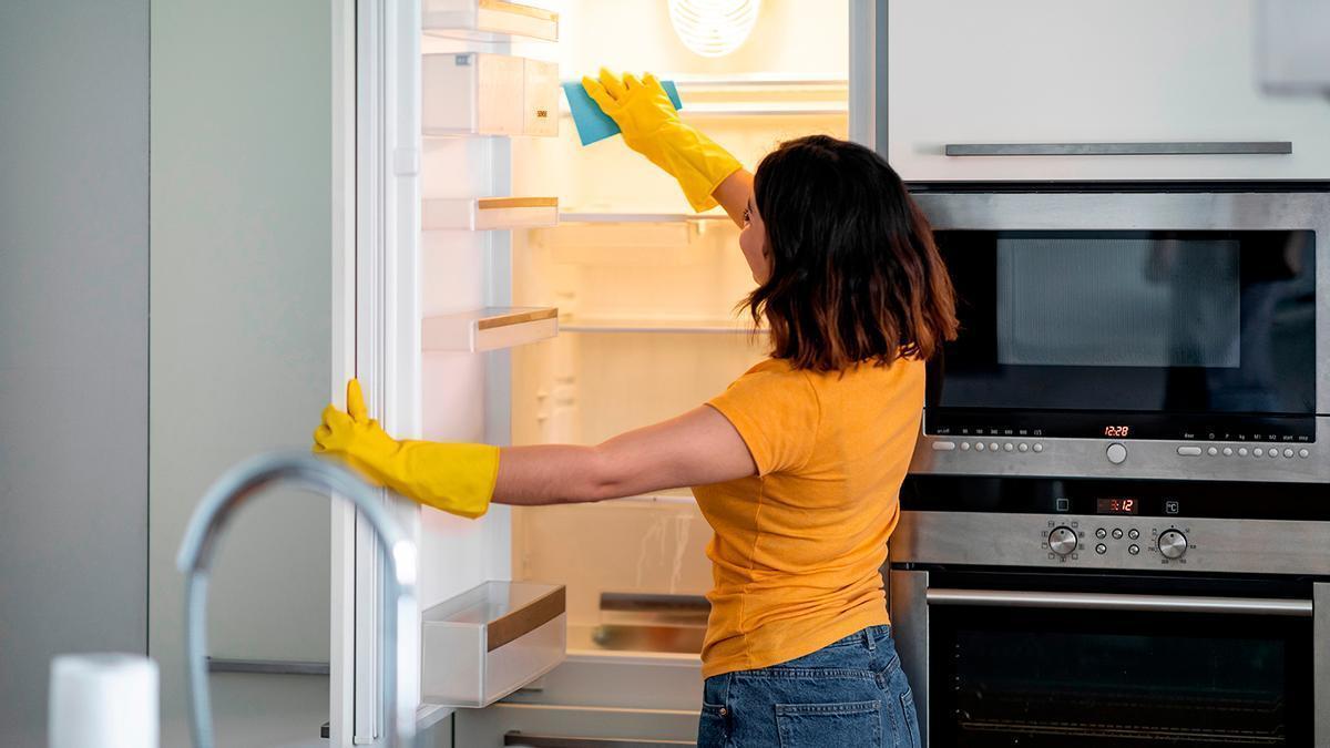 Adiós al jabón en la cocina: la mezcla que limpia a fondo el interior de la nevera