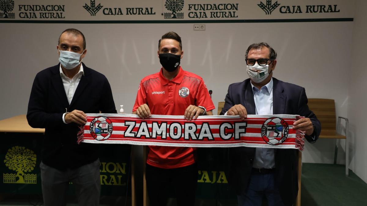 Omar Monterde es presentado como nuevo jugador del Zamora CF junto a César Villafañe y Narciso Prieto