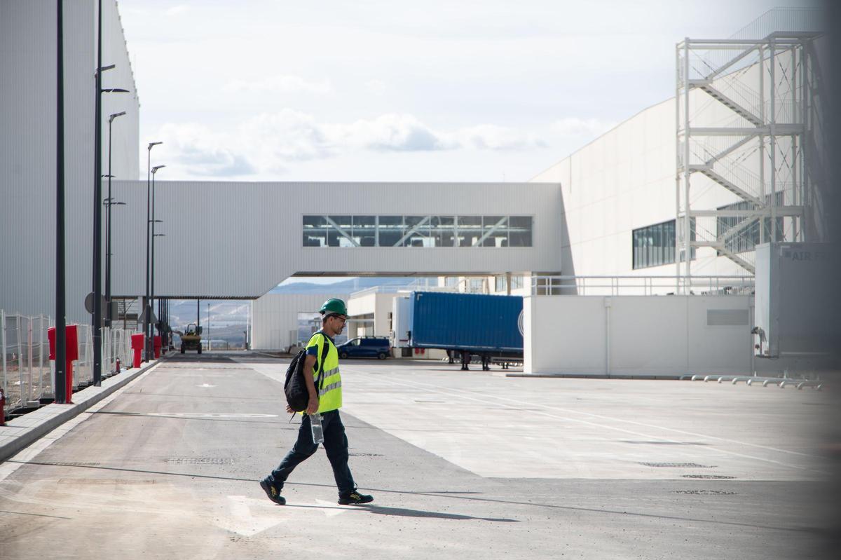 Un operario, en el exterior del centro logístico.