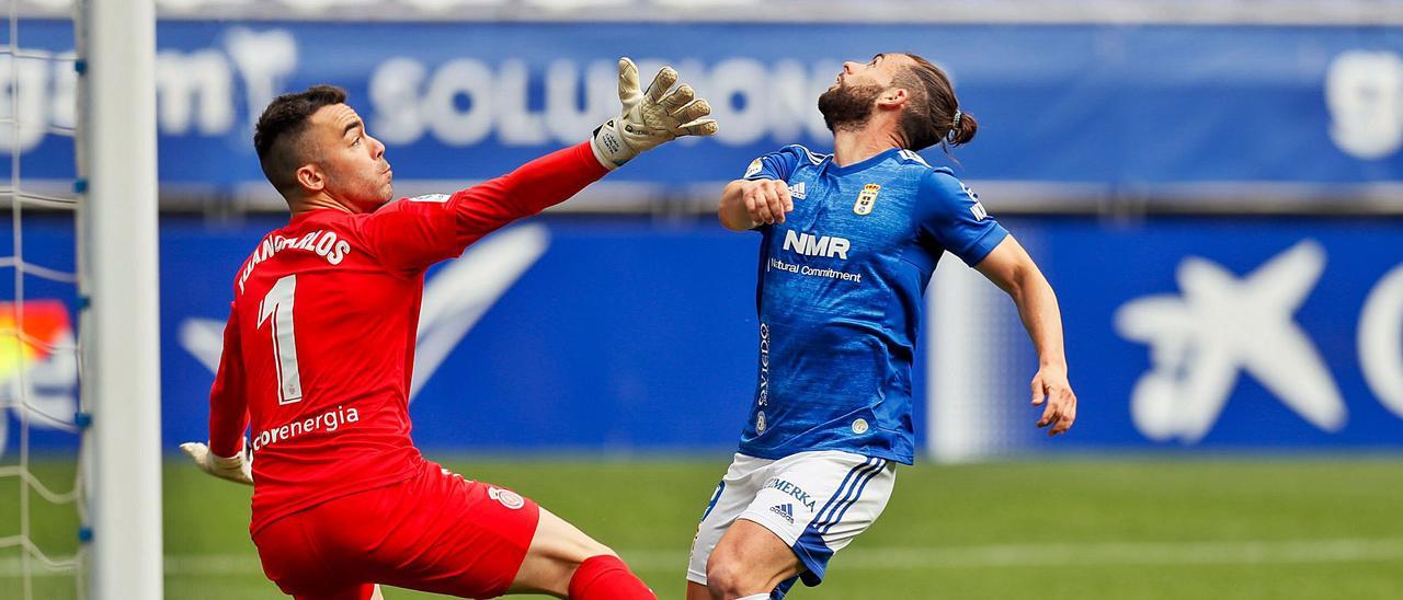 Rodri trata de superar a Juan Carlos durante el partido de ayer en el Carlos Tartiere ante el Girona. | Real Oviedo / LaLiga