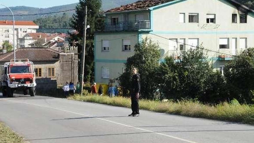 Un incendio calcina una casa y obliga a desalojar un edificio en Redondela