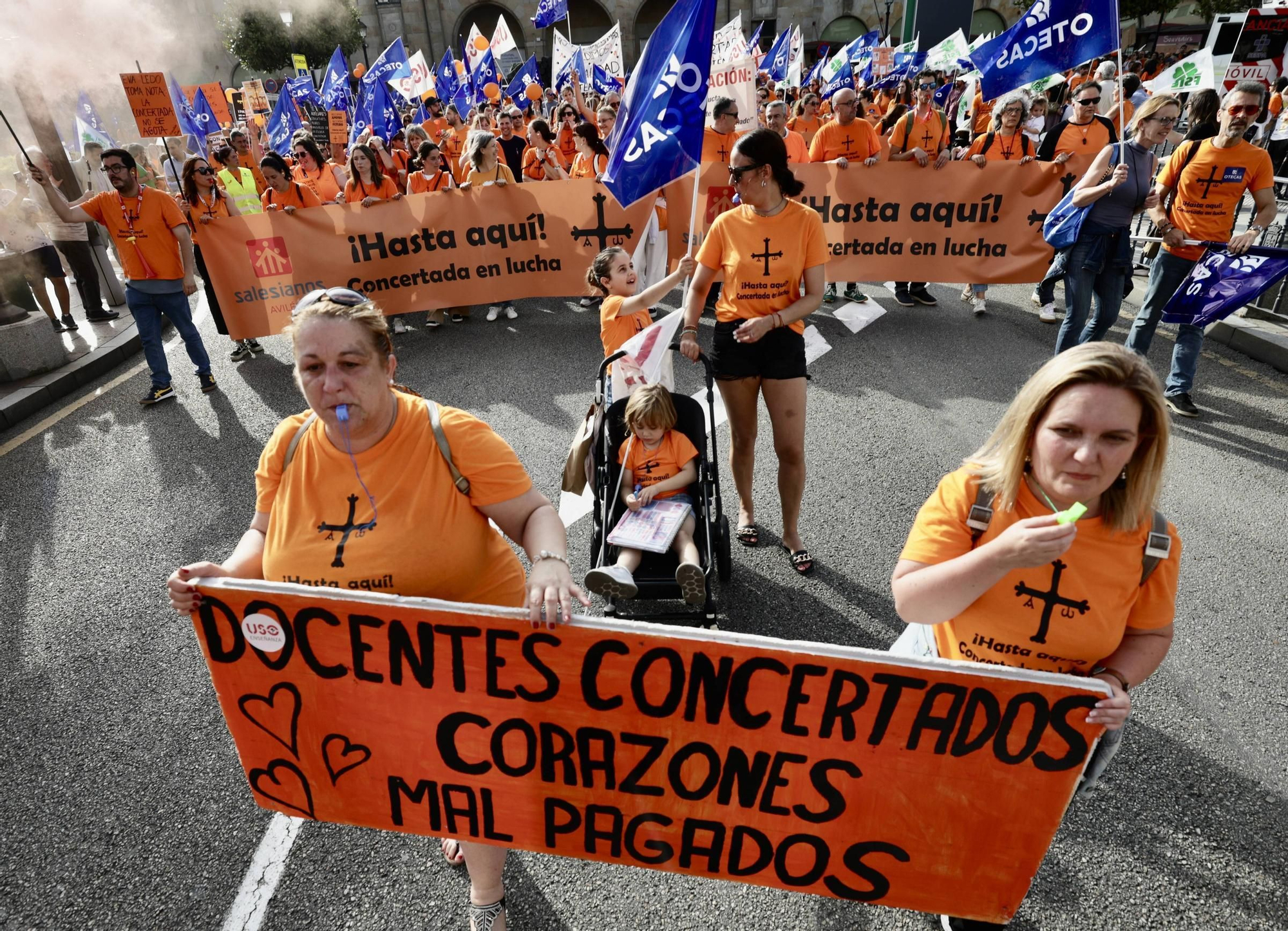 EN IMÁGENES | La marea naranja de profesores inunda Oviedo: manifestación de la escuela concertada