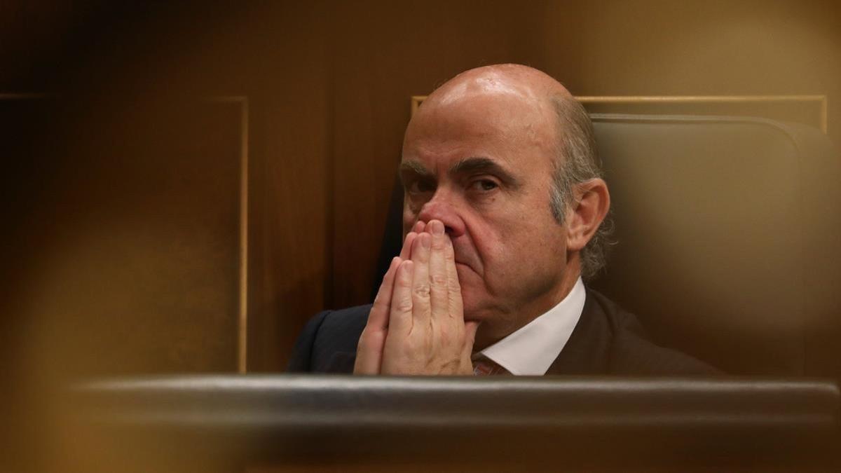 Luis de Guindos durante la sesión plenaria del Congreso.