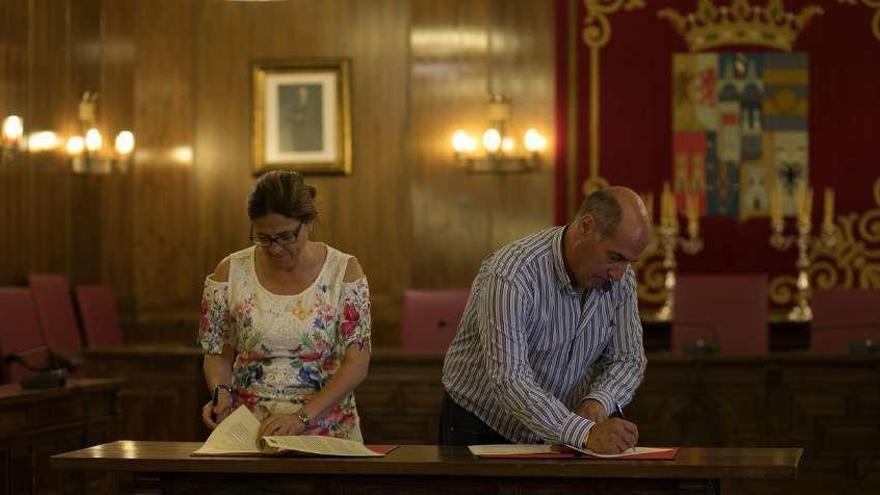 Mayte Martín Pozo y Carlos Vega firman el convenio en la Diputación en la mañana de ayer.