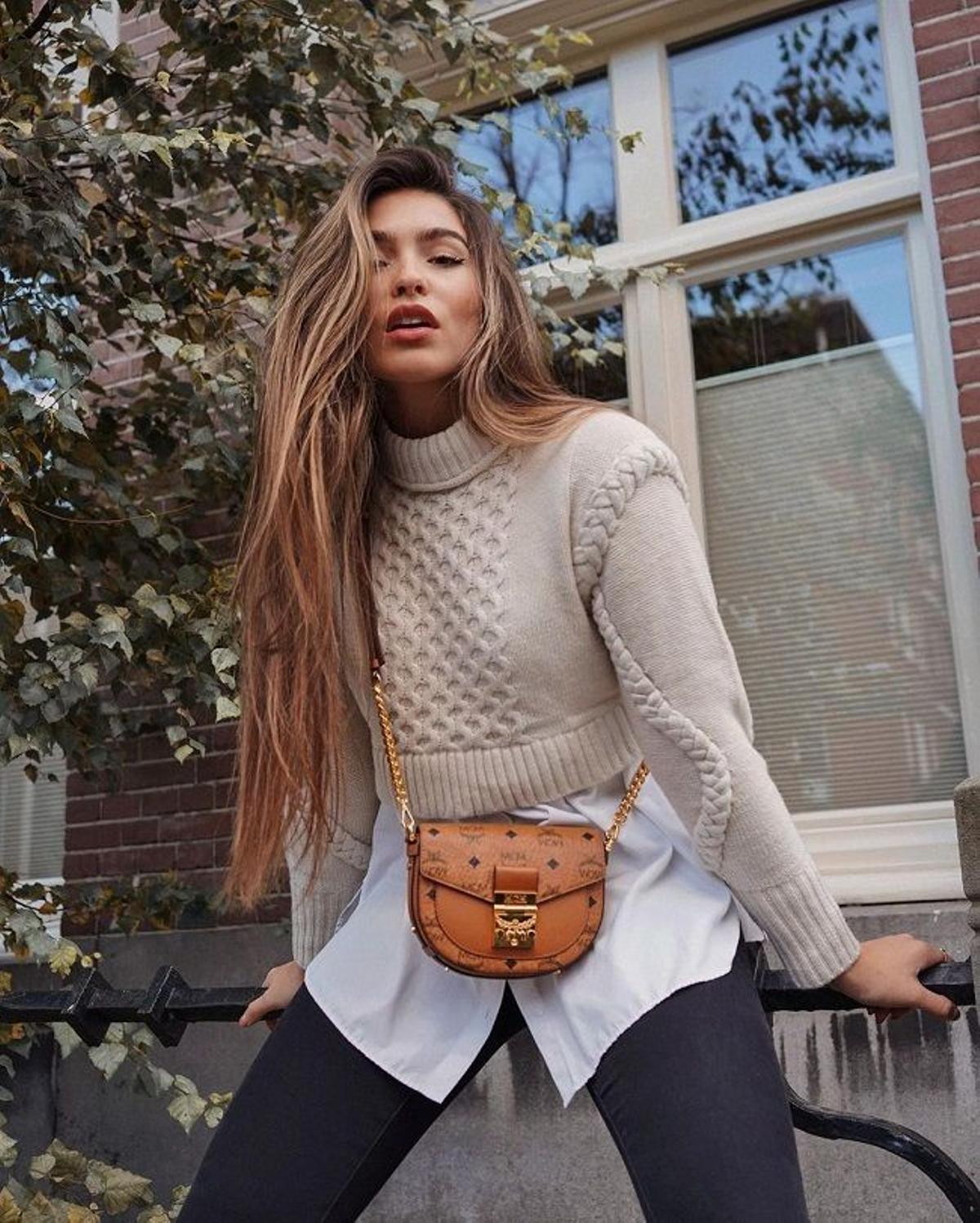 La 'influencer' Isaya Elais con jersey 'cropped' con 'efecto hombros' de Zara
