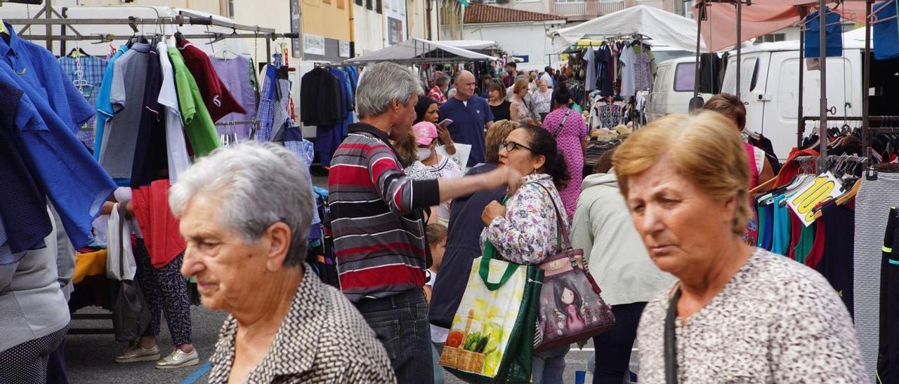 Ambiente que presentaba ayer el primero de los dos mercados quincenales de Lalín.