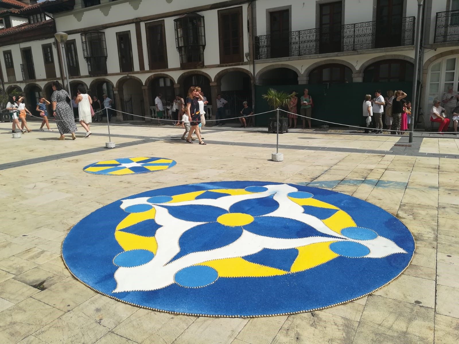 Pravia disfruta el Corpus y se llena de color con las alfombras ornamentales