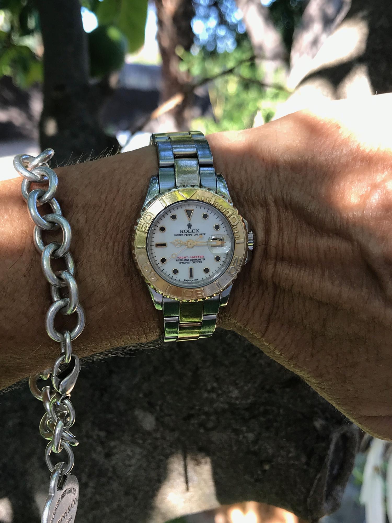 Die Luxusuhr präsentieren - Es ist verständlich, wenn man mit der teuren Uhr am Handgelenk prahlen möchte. Doch statt neidischer Blicke kann es auf der Insel schnell zu Übergriffen kommen. Mehrere sogenannte „Rolex-Banden“ haben sich auf Urlauber spezialisiert und reißen in Sekundenschnelle die Uhr vom Handgelenk.