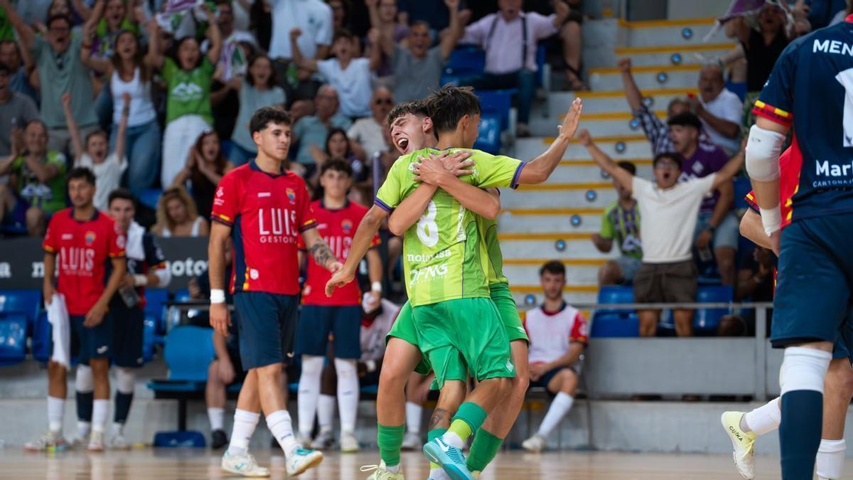 Los jugadores del Palma Futsal celebran uno de sus goles ante el Mataró.