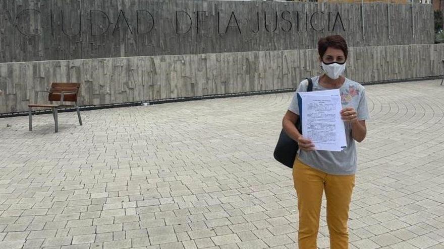 Onalia Bueno, ayer con la denuncia del Ayuntamiento ante la Fiscalía. | | LP/DLP