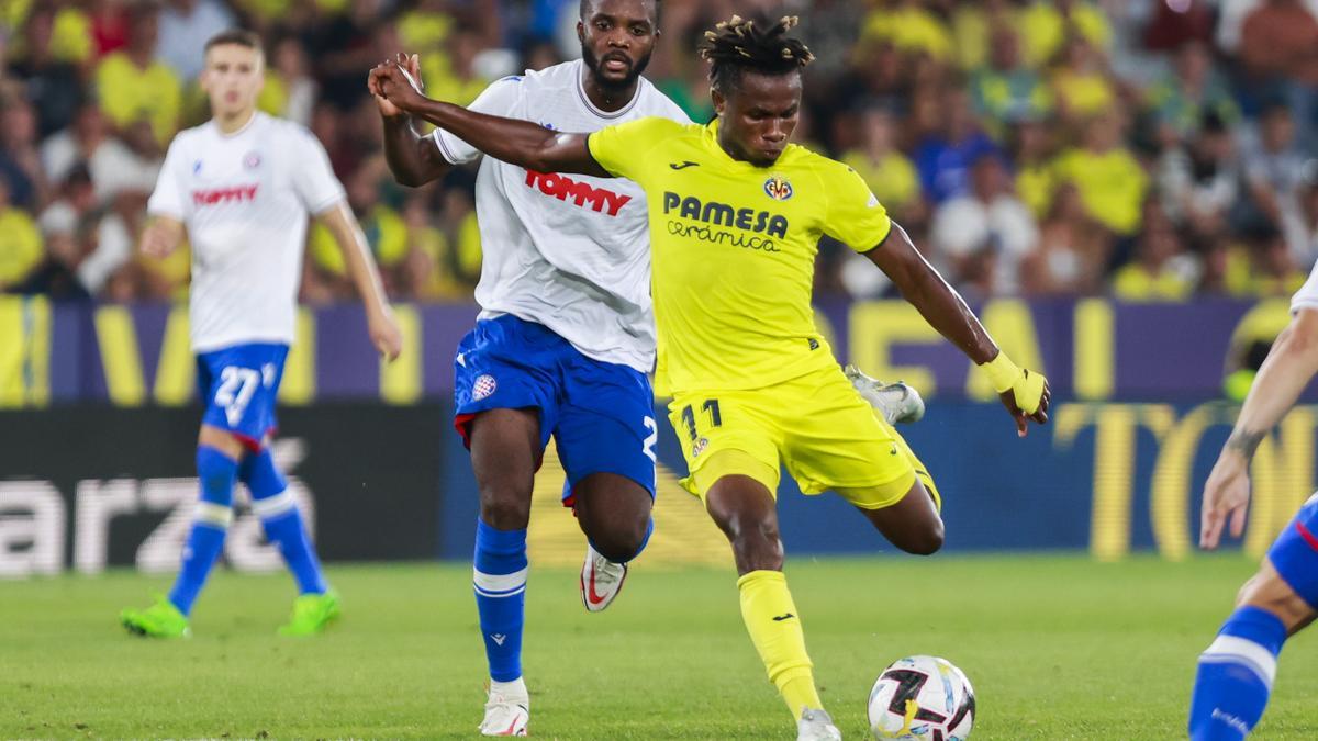 Chukwueze golpea un balón en el partido de ida contra el Hajduk Split