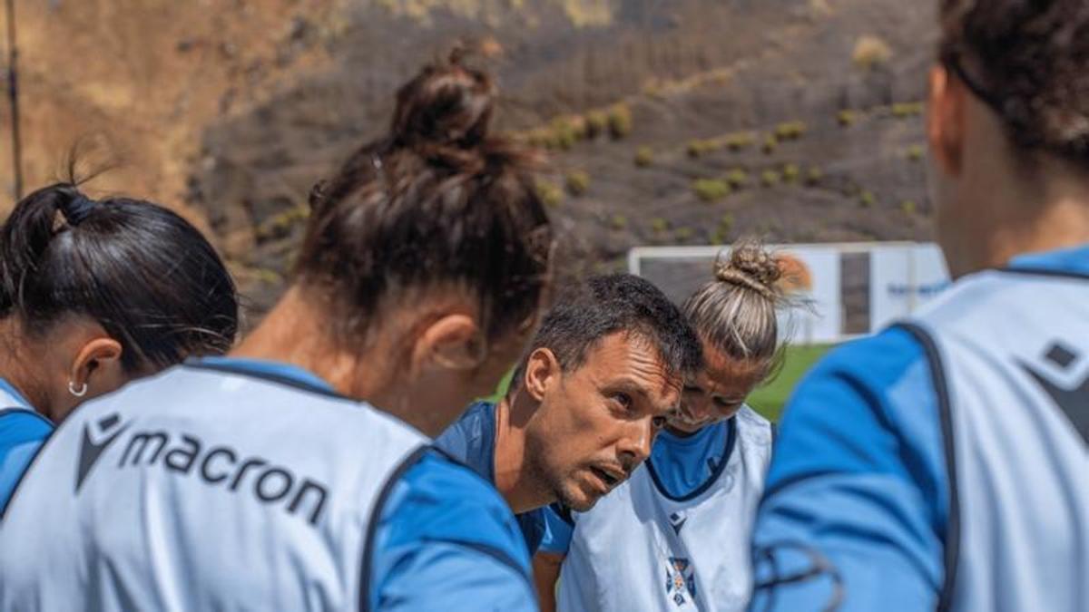 Yerai Martín da instrucciones a sus jugadoras durante un entrenamiento de la pretemporada del Costa Adeje.