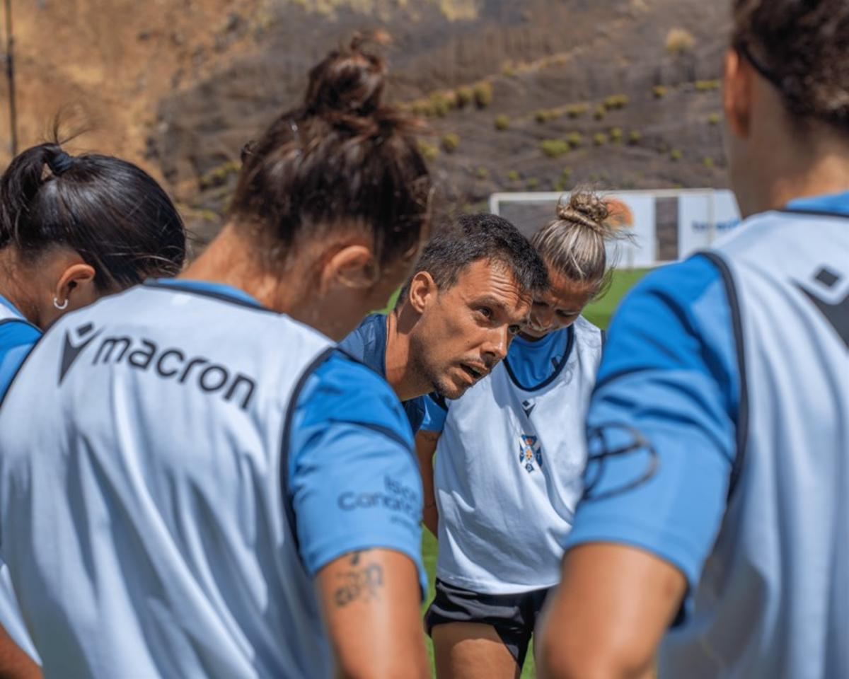 Yerai Martín da instrucciones a sus jugadoras durante un entrenamiento de la pretemporada del Costa Adeje.