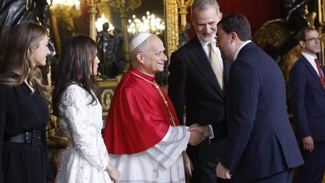 Adrián Barbón estrecha la mano  a León XIV durante la audiencia en la Sala de Tronos.  | PRESIDENCIA DEL PRINCIPADO DE ASTURIAS