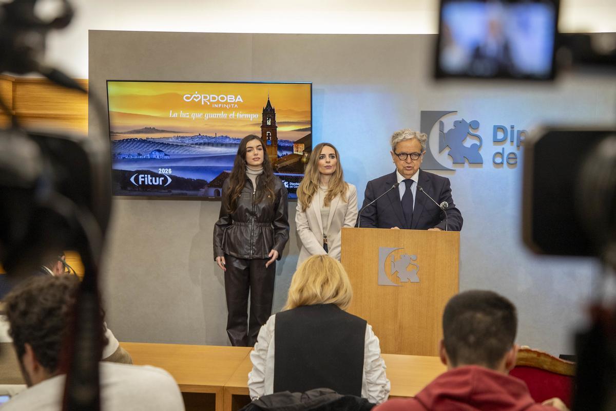 Salvador Fuentes, durante la presentación de la campaña de la Diputación para Fitur.