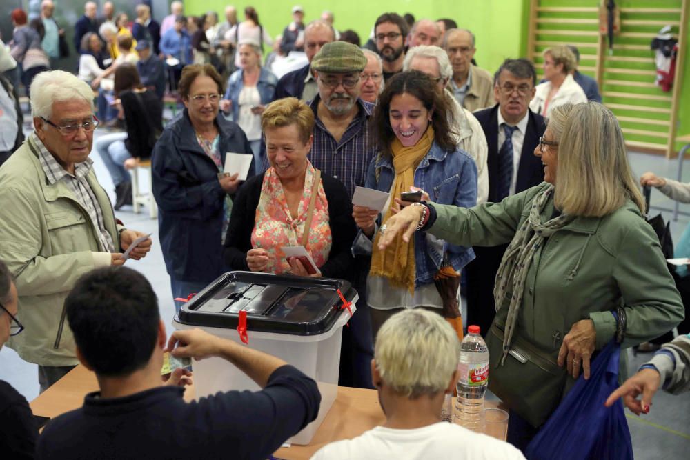 Largas colas para votar en algunos colegios catalanes