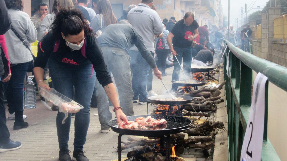 Preparación de las paellas junto a las vías del tren