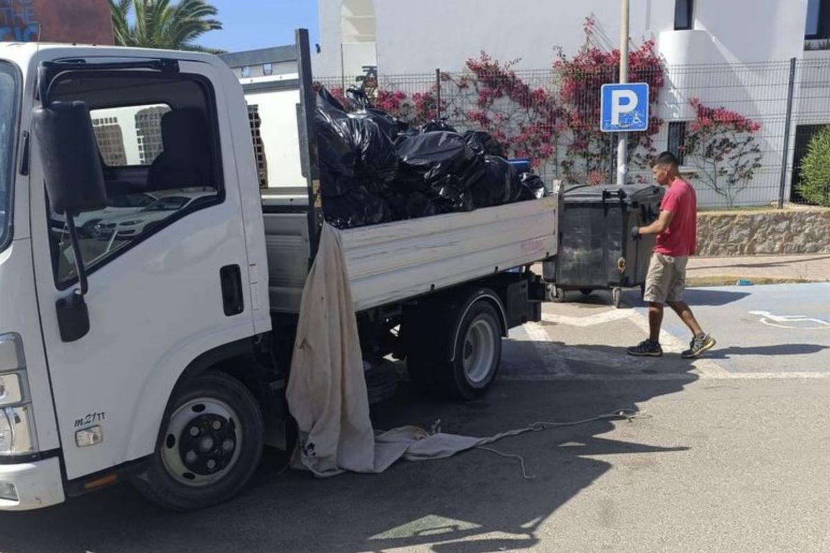 Recogida de basura en un hotel de Platja d’en Bossa. | DI