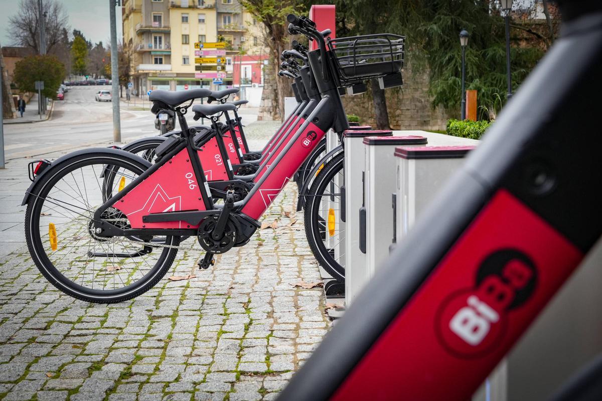 Las bicis eléctricas ya se encuentran en sus bases repartidas por la ciudad de Badajoz.