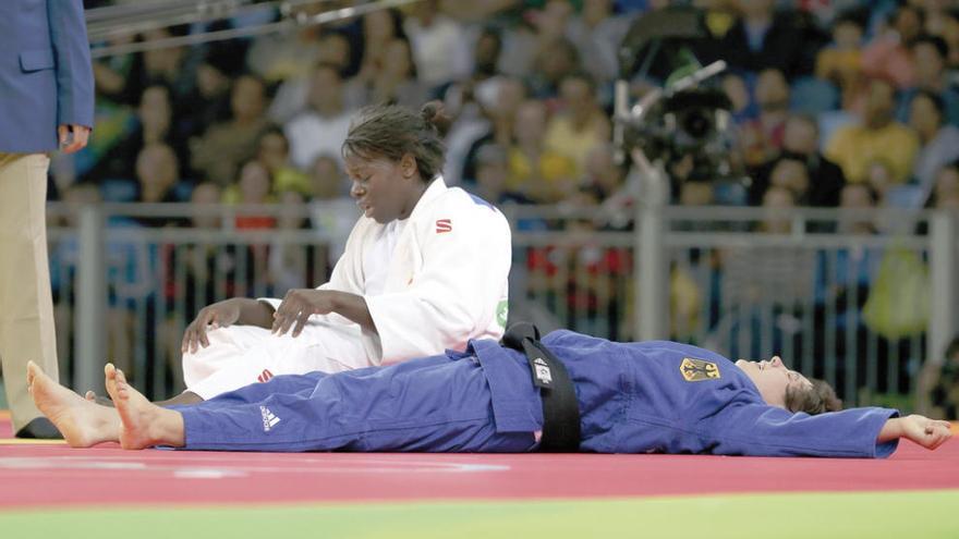 Bernabéu, sentada, se muestra desolada tras caer en su combate ante la alemana Laura Vargas Koch, ayer en el Carioca Arena 2. // Toru Hanai