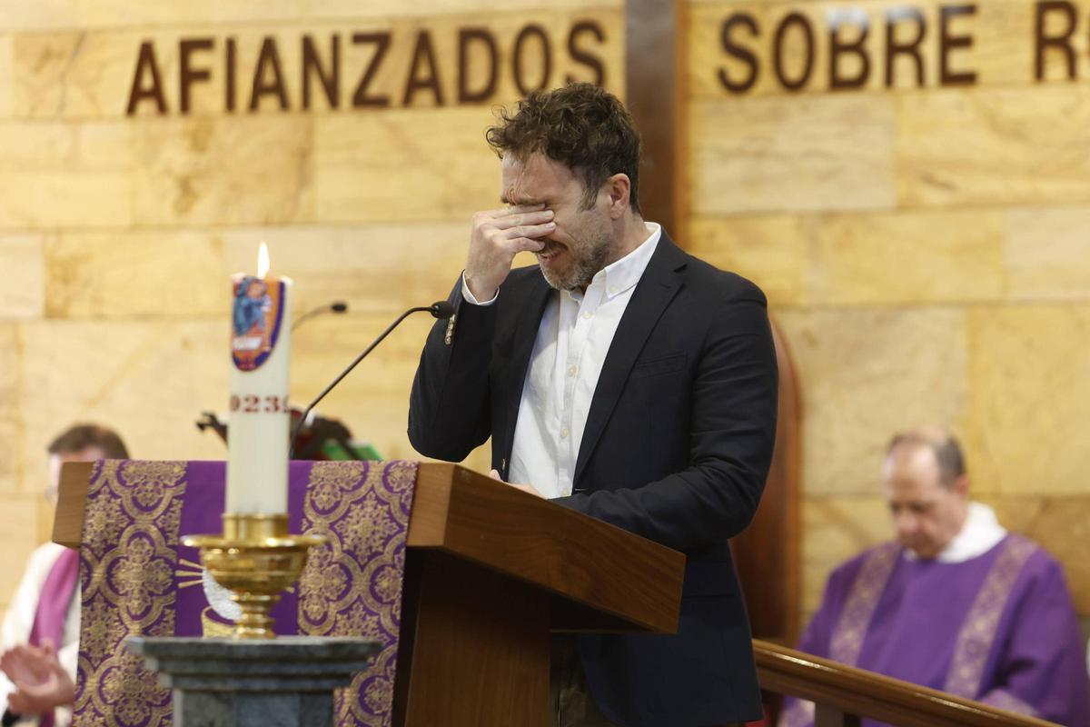 El hijo del coronel fallecido, se emociona al hablar de su padre.