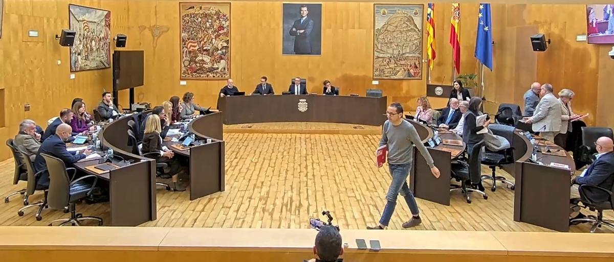 El PSOE en el momento de abandonar el pleno de Benidorm por las declaraciones del PP