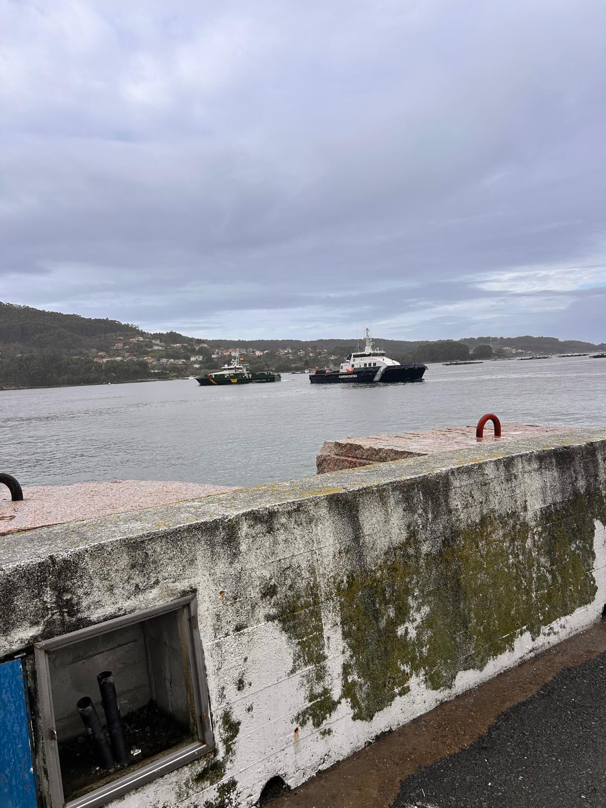 Las dos grandes patrulleras de inspección en Aldán.