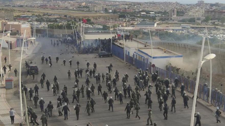 Un momento del asalto a la valla fronteriza entre Nador y Melilla el 24 de junio de 2022.