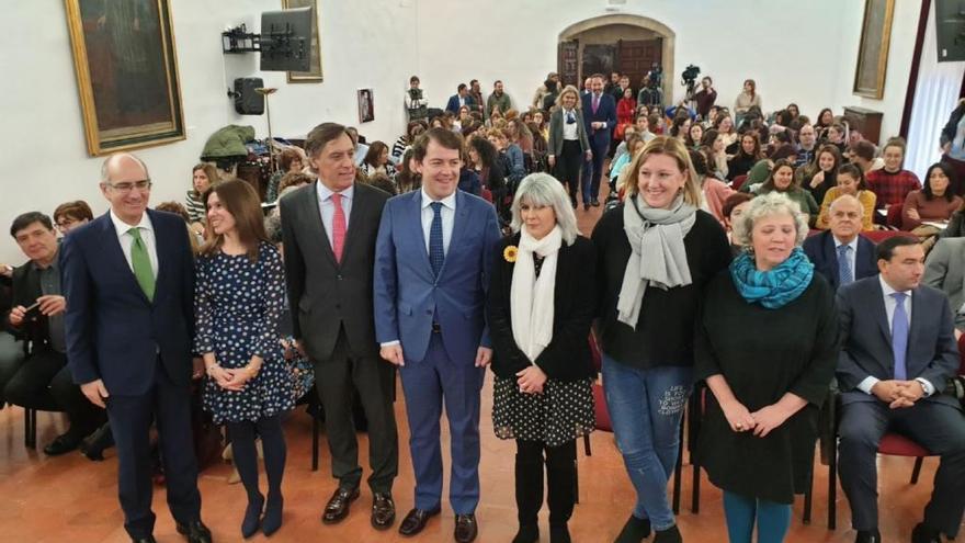 Fernández Mañueco (centro) en la jornada organizada en Salamanca sobre violencia de género.