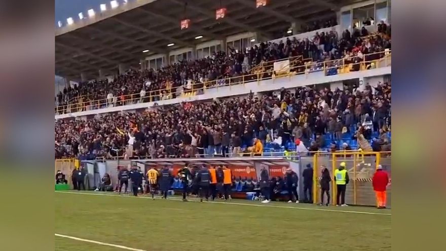 Seguidores de la Juve Stabia realizan el saludo fascista mientras corean el apellido de un jugador bisnieto del dictador Mussolini