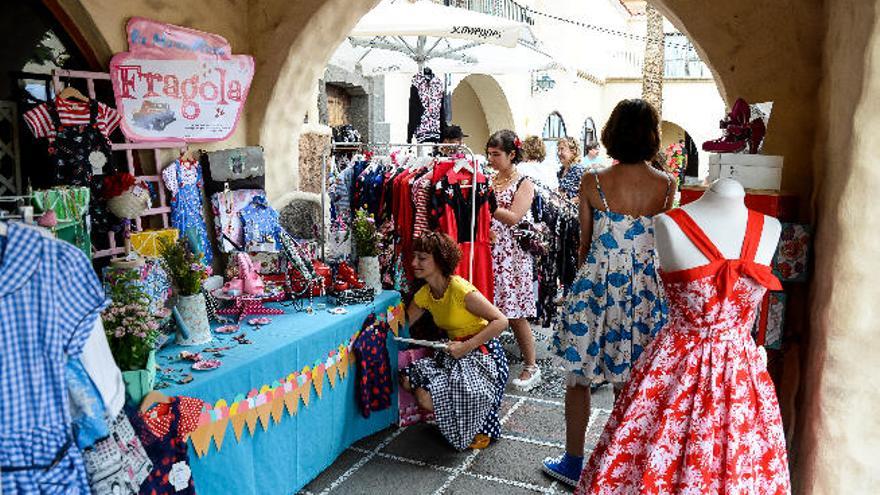 El puesto de la tienda Fragola Mundo con ropa y complementos de tipo retro en el Pueblo Canario.