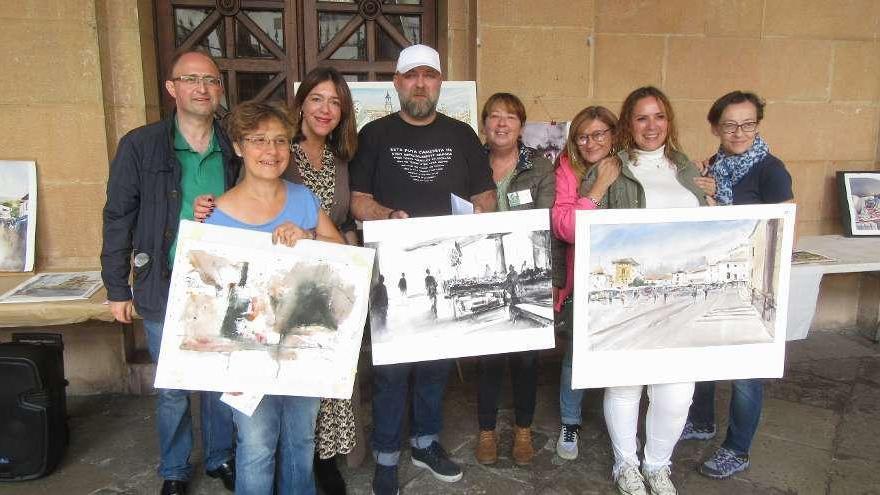 Maite D. Castaño, Néstor López y Társila Jiménez, con sus acuarelas, junto al jurado y a las autoridades.