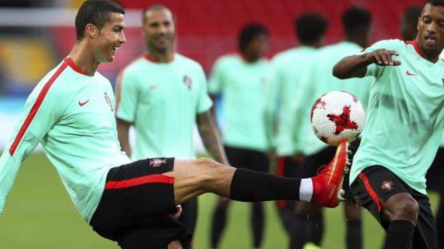 Cristiano Ronaldo en un entrenament de la selecció portuguesa, que avui jugarà davant el combinat rus