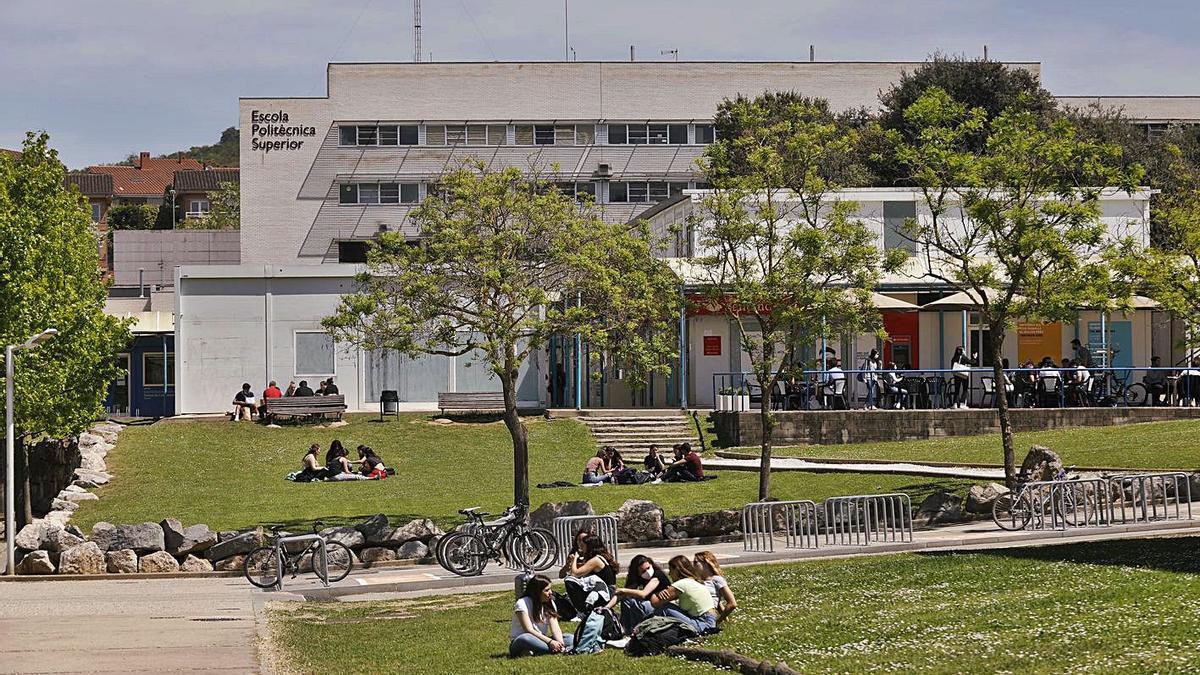 Estudiants al Campus Montilivi de la Universitat de Girona.  | ANIOL RESCLOSA