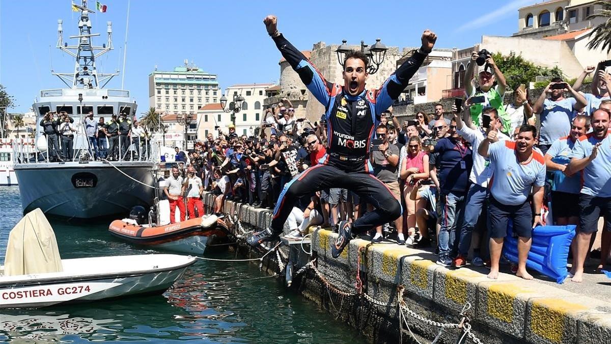 Dani Sordo se lanza al puerto de Alghero para celebrar su triunfo en Cerdeña.