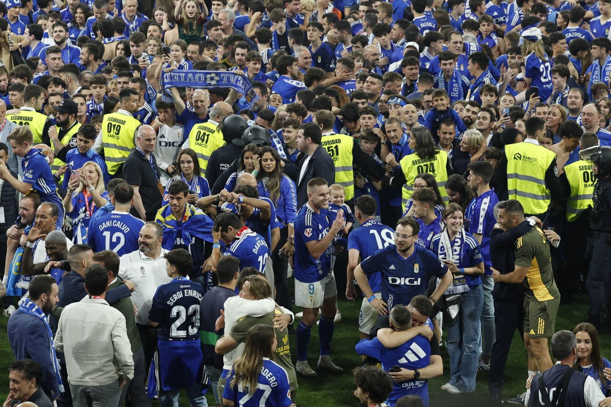 Así se vivió en el Carlos Tartiere la noche del ascenso del Oviedo a Primera División 24 años después